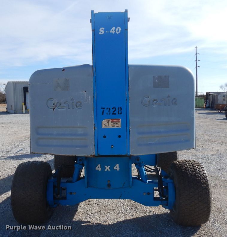 image for item ER9825 2004 Genie S40 boom lift