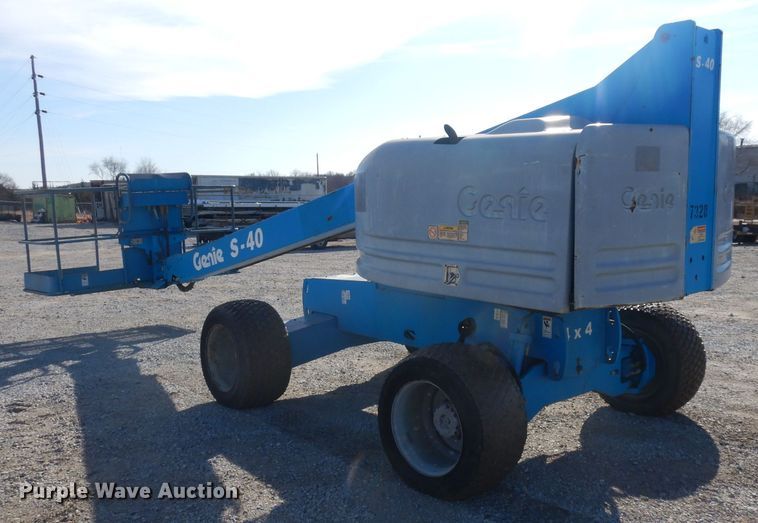 image for item ER9825 2004 Genie S40 boom lift