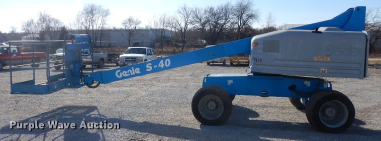 image for item ER9825 2004 Genie S40 boom lift