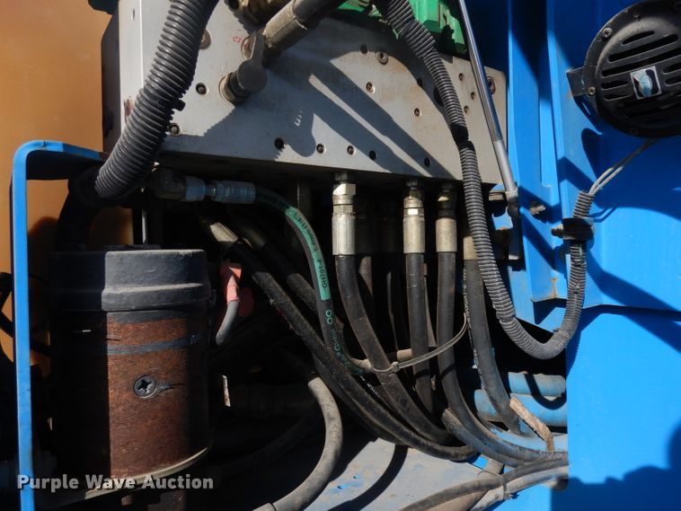 image for item ER9825 2004 Genie S40 boom lift