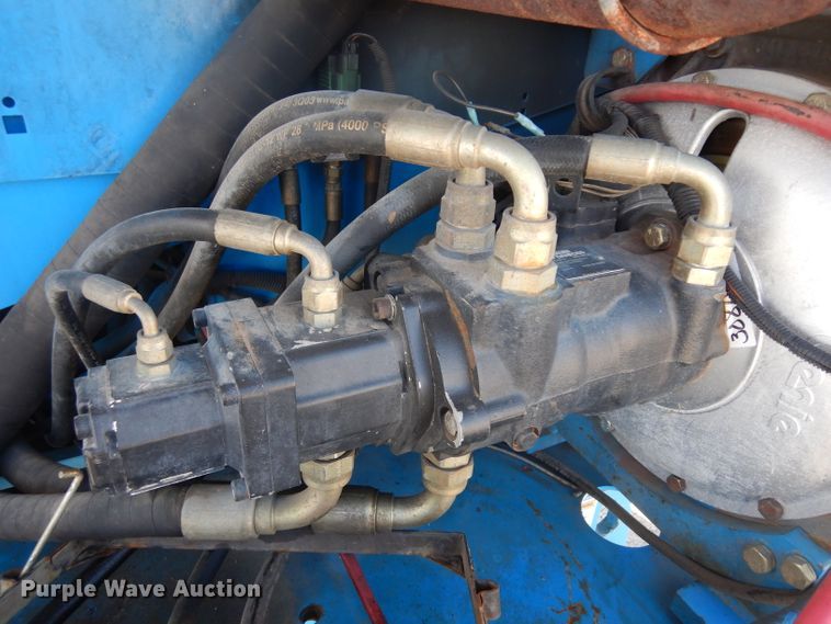 image for item ER9825 2004 Genie S40 boom lift