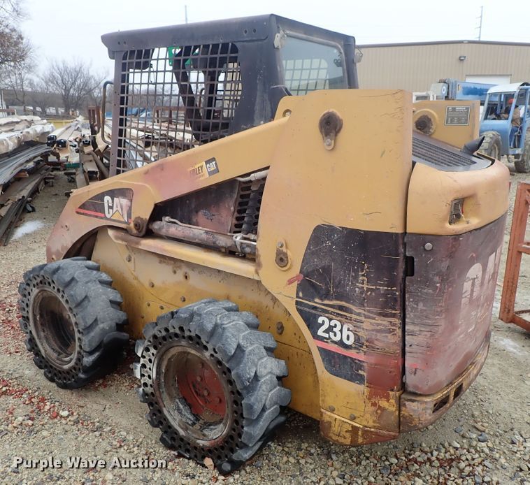 image for item FF9328 2002 Caterpillar 236 skid steer