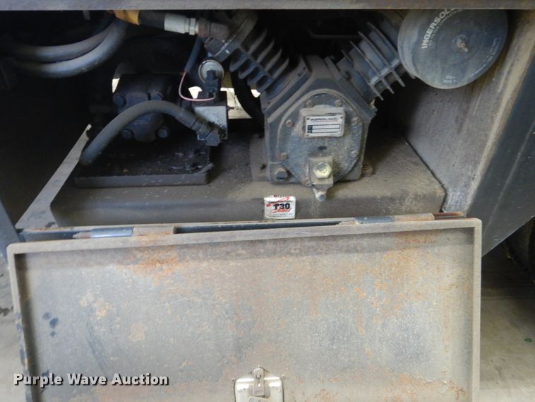 image for item FU9058 1997 Freightliner FL70 lube box truck