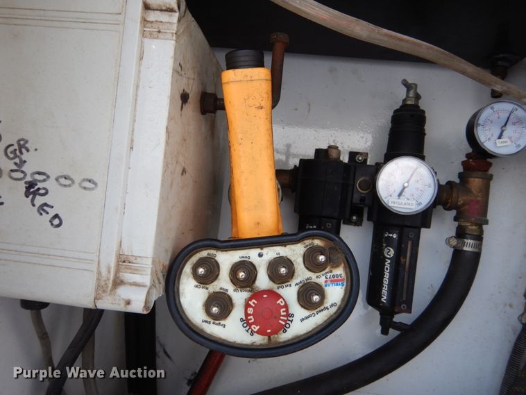 image for item FU9059 2003 GMC C6500 service truck