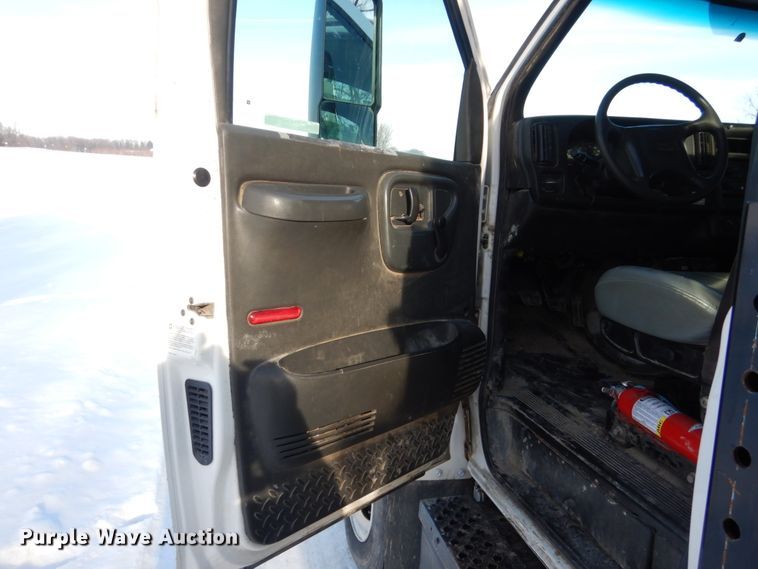 image for item FU9059 2003 GMC C6500 service truck