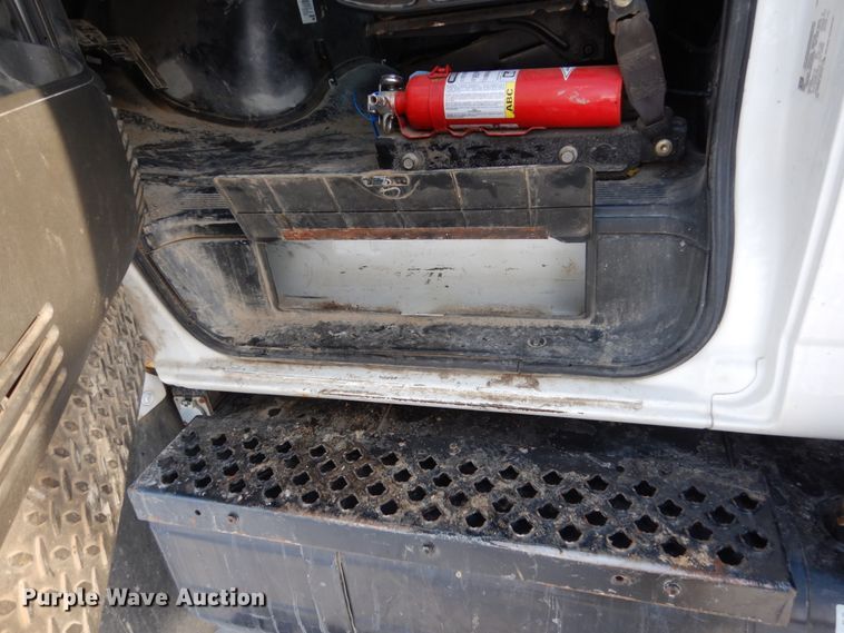 image for item FU9059 2003 GMC C6500 service truck