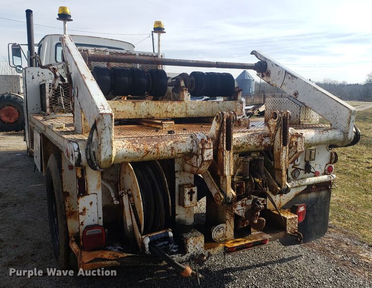 image for item GA9408 1983 Ford 700 spool truck