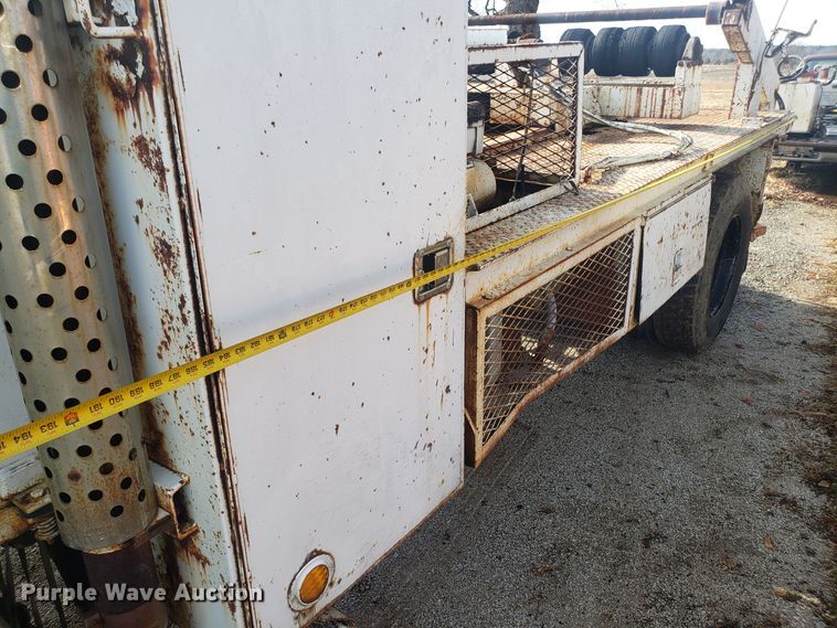 image for item GA9408 1983 Ford 700 spool truck