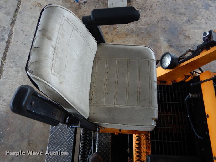 image for item GE9037 2013 LeeBoy 8510B paver