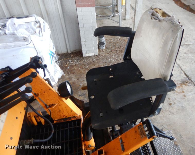 image for item GE9037 2013 LeeBoy 8510B paver