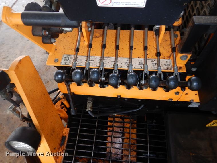 image for item GE9037 2013 LeeBoy 8510B paver