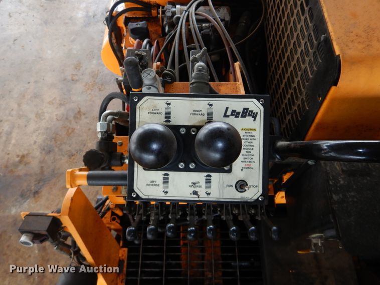 image for item GE9037 2013 LeeBoy 8510B paver