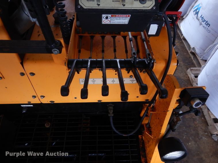 image for item GE9037 2013 LeeBoy 8510B paver