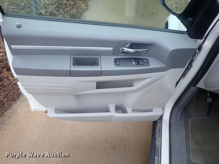 image for item DC3372 2010 Dodge Grand Caravan van