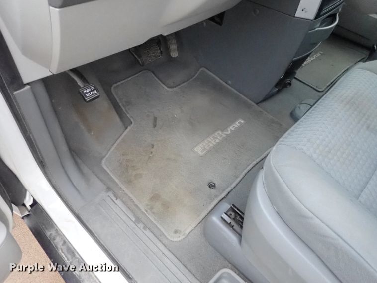 image for item DC3372 2010 Dodge Grand Caravan van