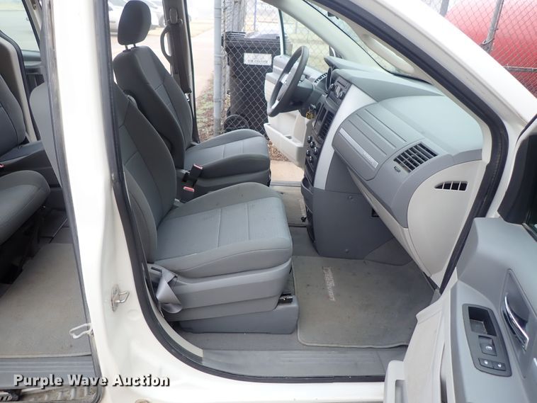 image for item DC3372 2010 Dodge Grand Caravan van
