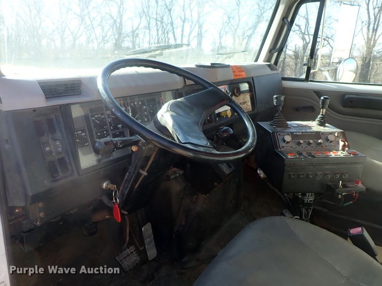 image for item DC3378 1998 International 4900 dump truck