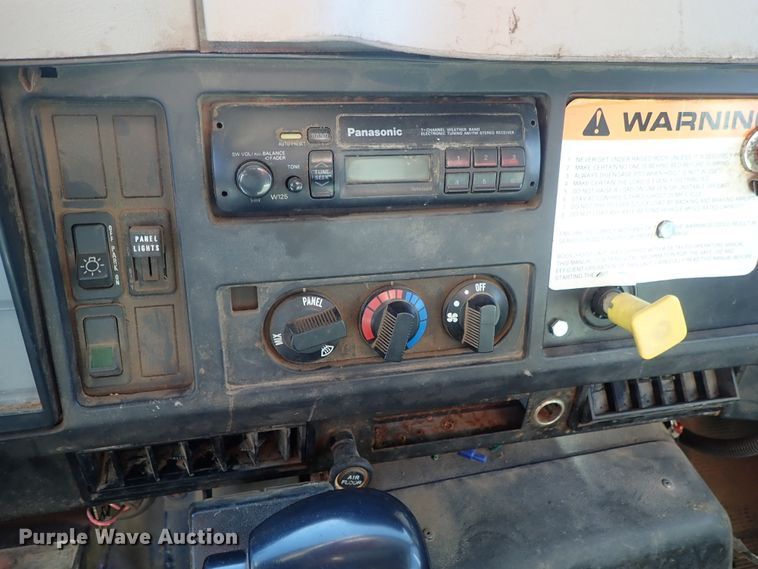 image for item DC3378 1998 International 4900 dump truck