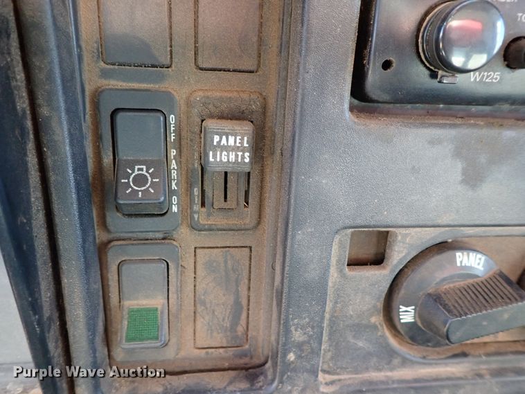 image for item DC3378 1998 International 4900 dump truck