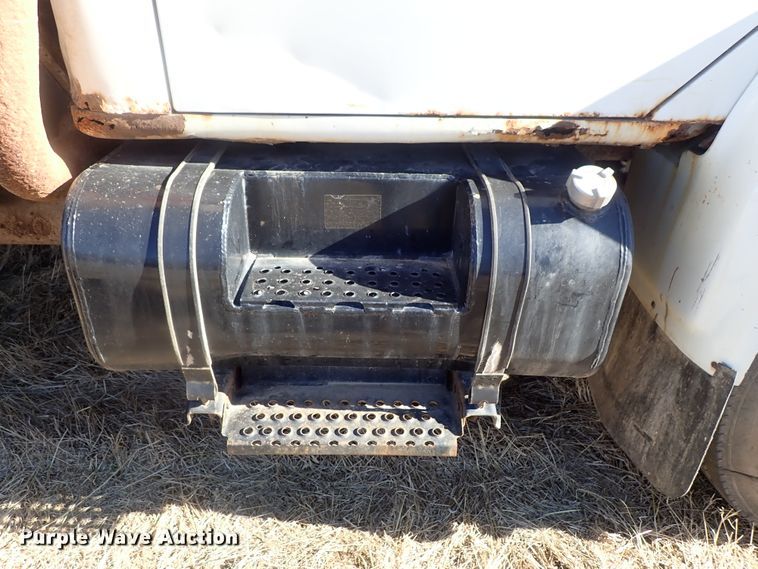 image for item DC3378 1998 International 4900 dump truck