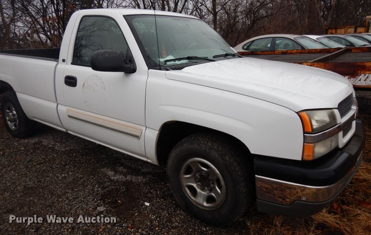 image for item DE4267 2004 Chevrolet Silverado 1500 pickup truck