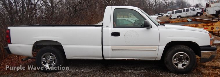 image for item DE4267 2004 Chevrolet Silverado 1500 pickup truck