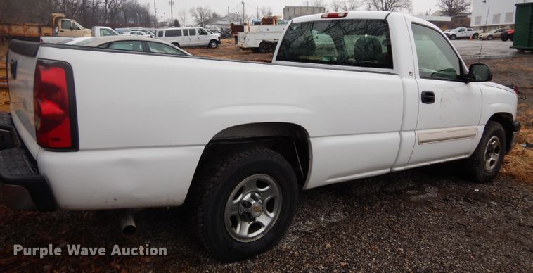 image for item DE4267 2004 Chevrolet Silverado 1500 pickup truck