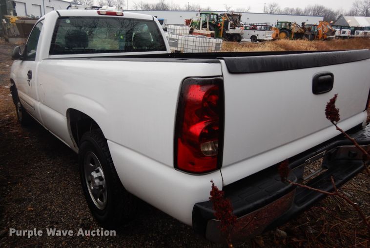 image for item DE4267 2004 Chevrolet Silverado 1500 pickup truck