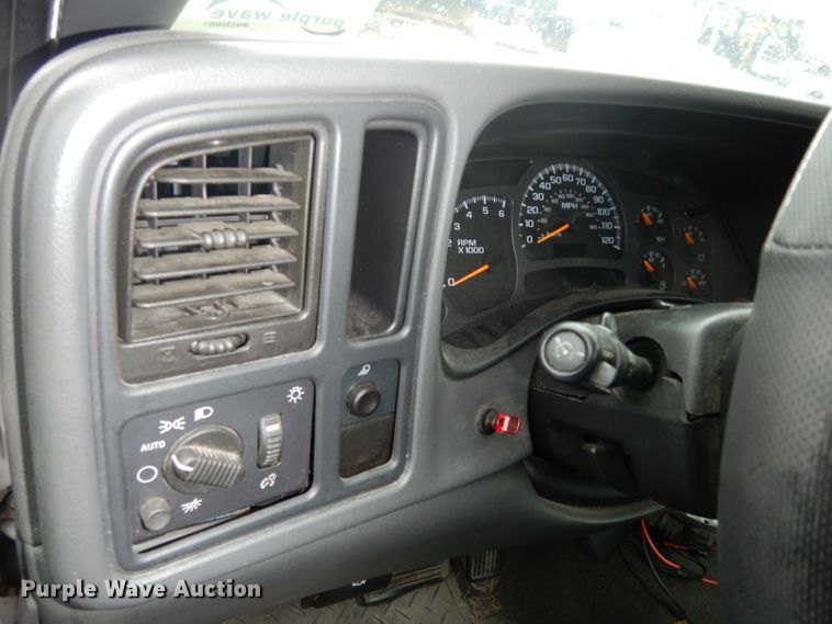 image for item DE4267 2004 Chevrolet Silverado 1500 pickup truck