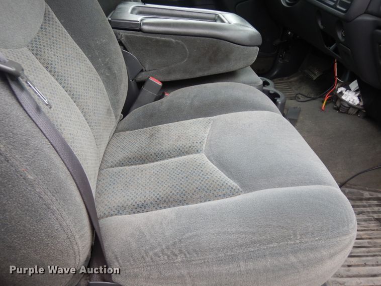 image for item DE4267 2004 Chevrolet Silverado 1500 pickup truck