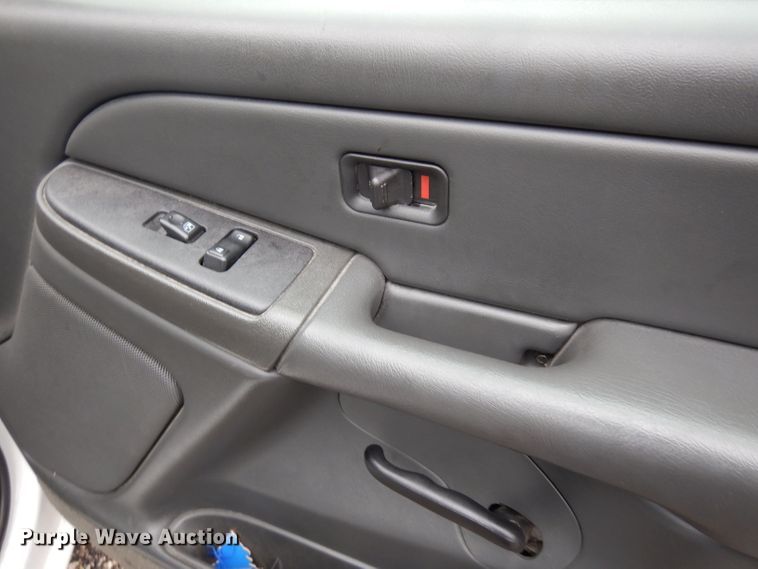 image for item DE4267 2004 Chevrolet Silverado 1500 pickup truck