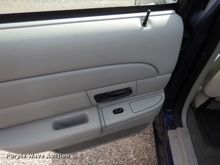 image for item DE4299 2005 Ford Crown Victoria
