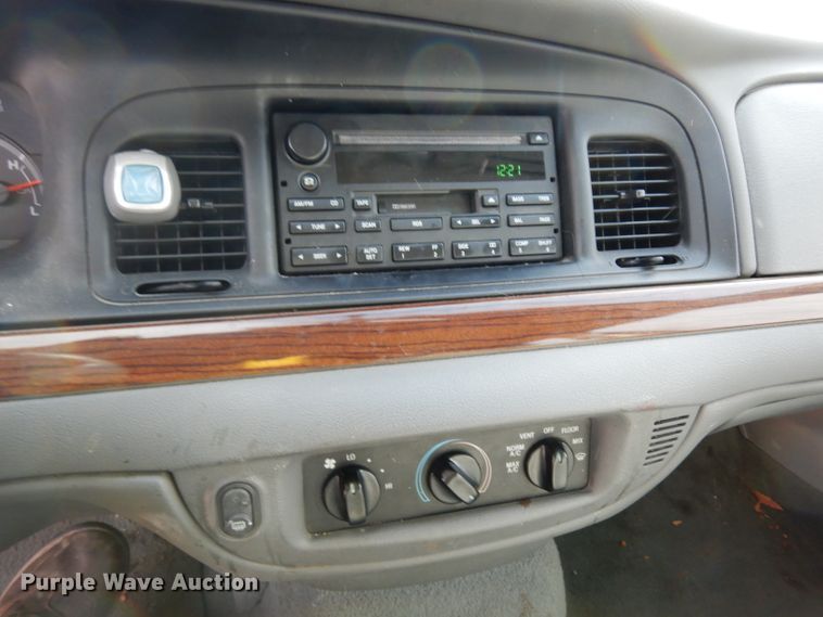 image for item DE4299 2005 Ford Crown Victoria