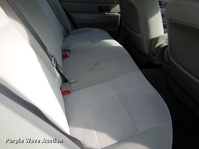 image for item DE4299 2005 Ford Crown Victoria