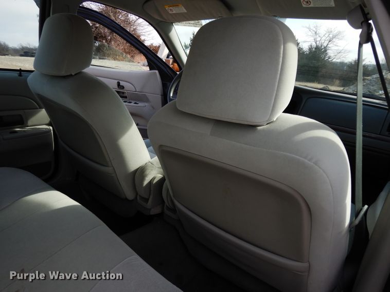 image for item DE4299 2005 Ford Crown Victoria