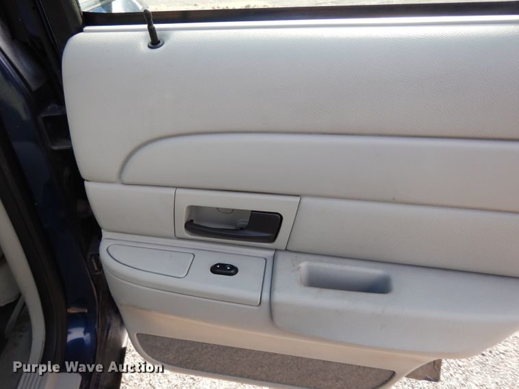 image for item DE4299 2005 Ford Crown Victoria