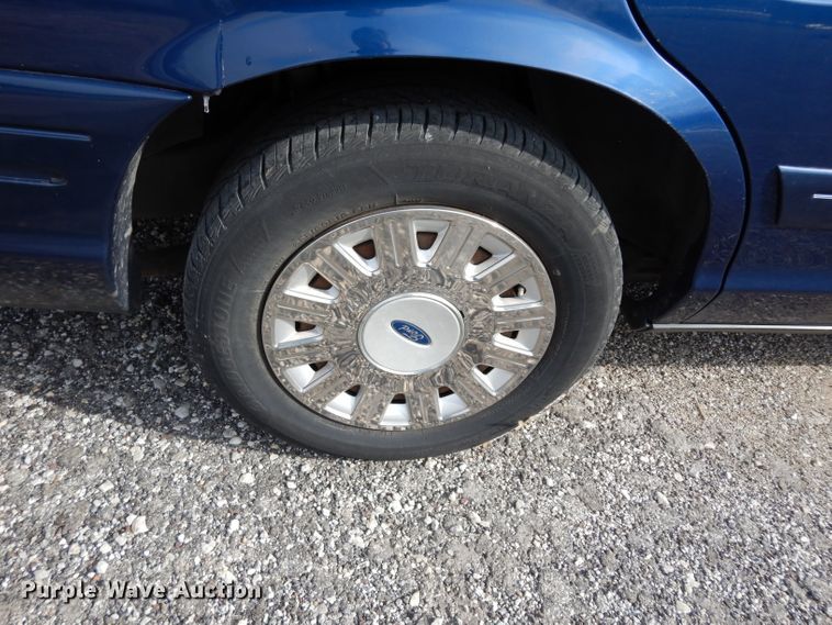 image for item DE4299 2005 Ford Crown Victoria