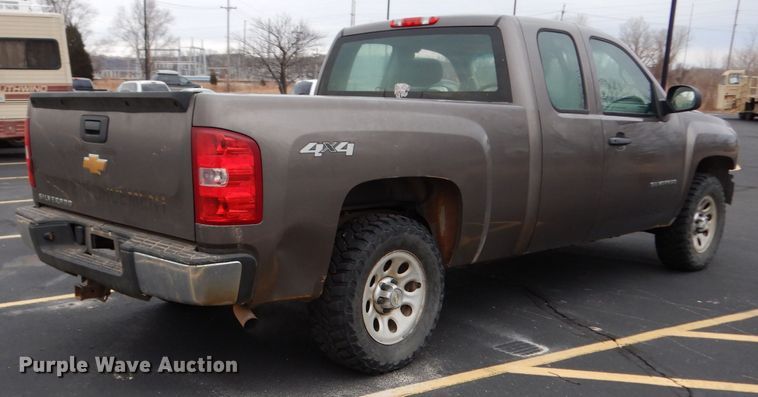 image for item DE4311 2013 Chevrolet Silverado 1500 Ext. Cab pickup truck