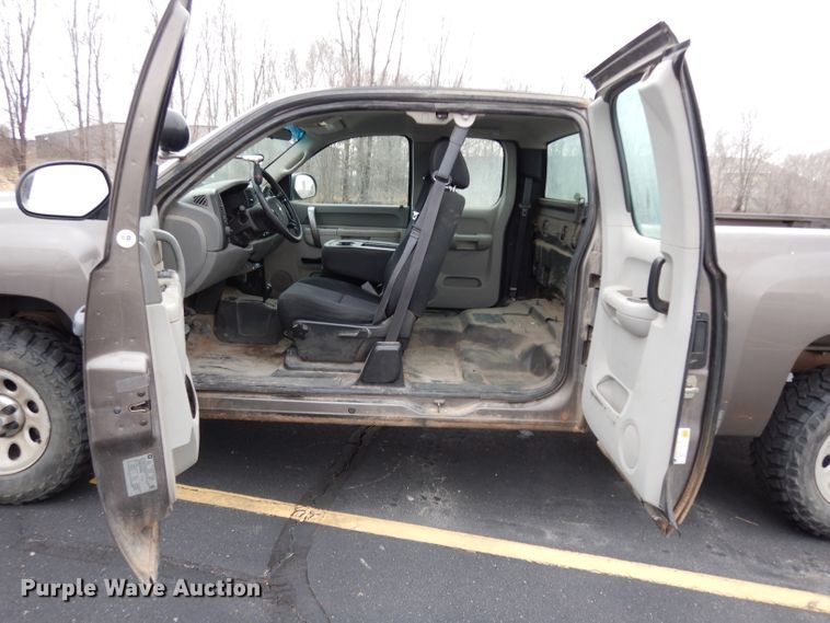 image for item DE4311 2013 Chevrolet Silverado 1500 Ext. Cab pickup truck