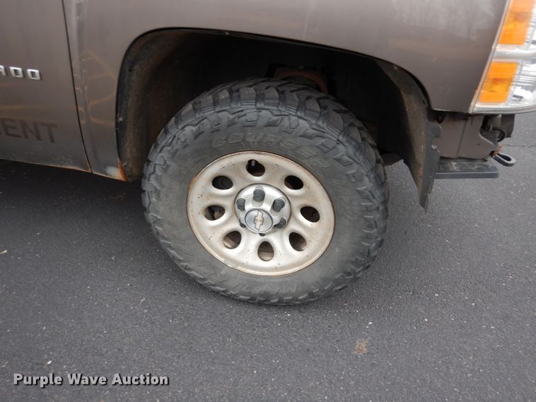 image for item DE4311 2013 Chevrolet Silverado 1500 Ext. Cab pickup truck