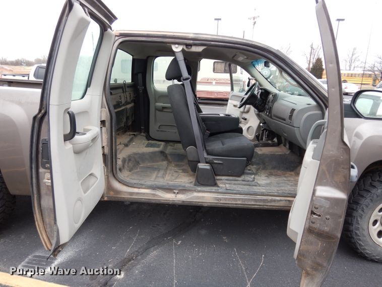 image for item DE4311 2013 Chevrolet Silverado 1500 Ext. Cab pickup truck