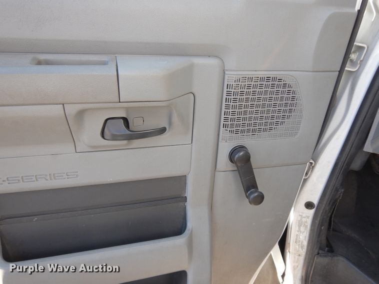 image for item DE4316 2012 Ford Econoline E450 Super Duty shuttle bus