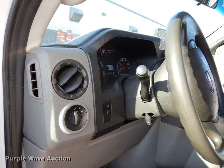 image for item DE4316 2012 Ford Econoline E450 Super Duty shuttle bus