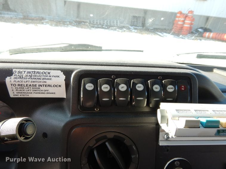 image for item DE4316 2012 Ford Econoline E450 Super Duty shuttle bus