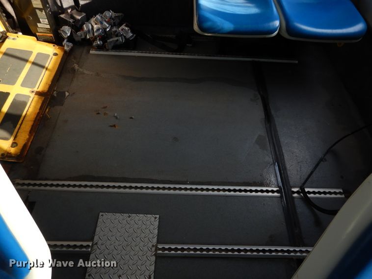 image for item DE4316 2012 Ford Econoline E450 Super Duty shuttle bus