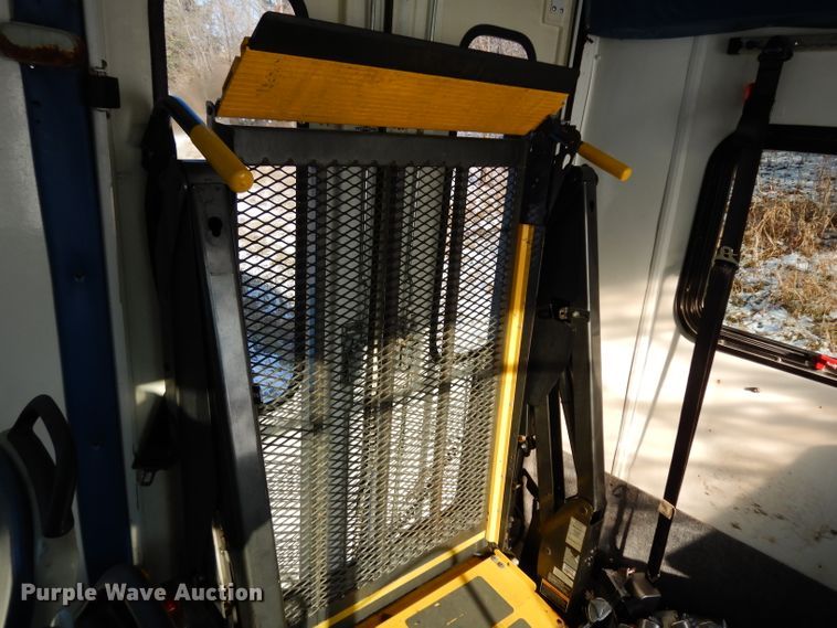 image for item DE4316 2012 Ford Econoline E450 Super Duty shuttle bus