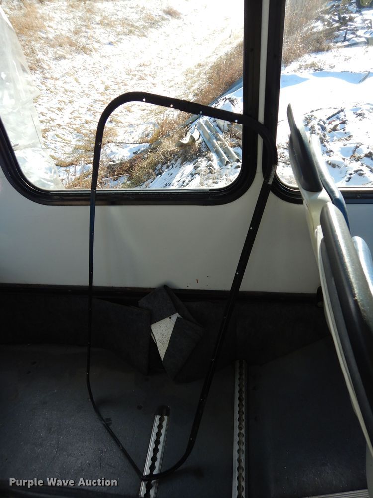 image for item DE4316 2012 Ford Econoline E450 Super Duty shuttle bus