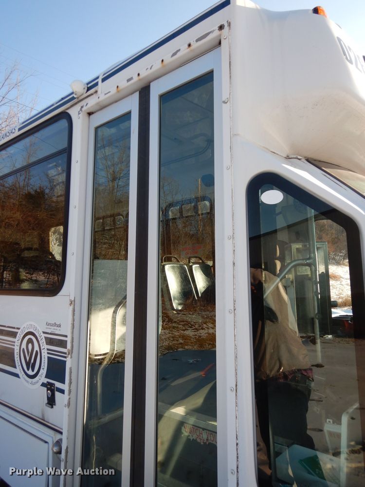 image for item DE4316 2012 Ford Econoline E450 Super Duty shuttle bus