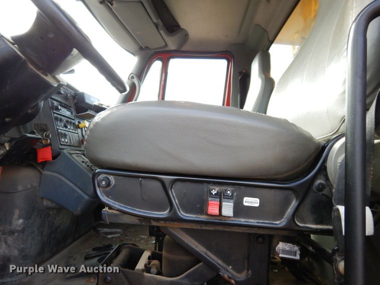 image for item DE4332 2007 International 7400 dump truck