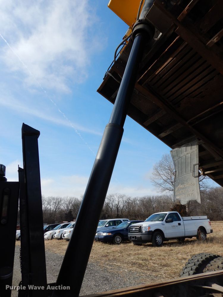 image for item DE4332 2007 International 7400 dump truck